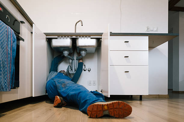 Professional Emergency Plumber technician working in Lamar, TX